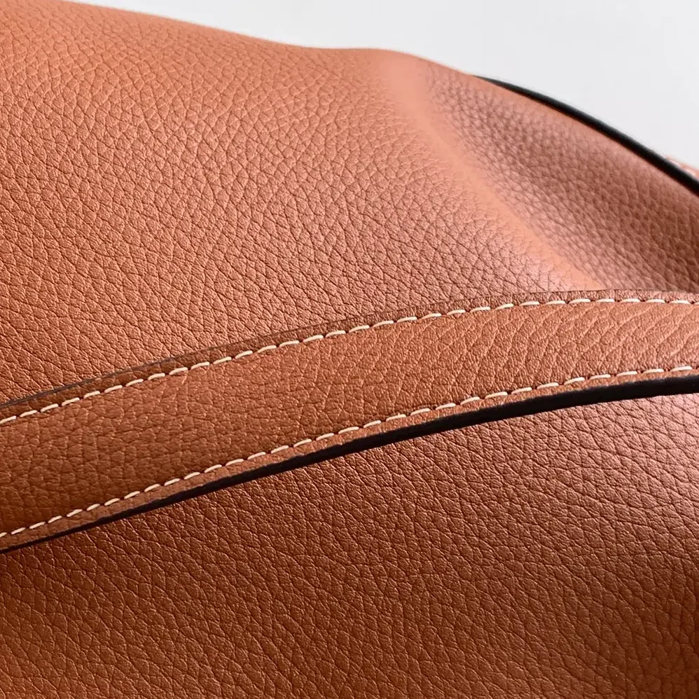 Celine Medium Cabas Anaïs Cuir Triomphe in Grained Calfskin for Women in Tan Celine Medium Cabas Anaïs Cuir Triomphe in Grained Calfskin for Women in Tan