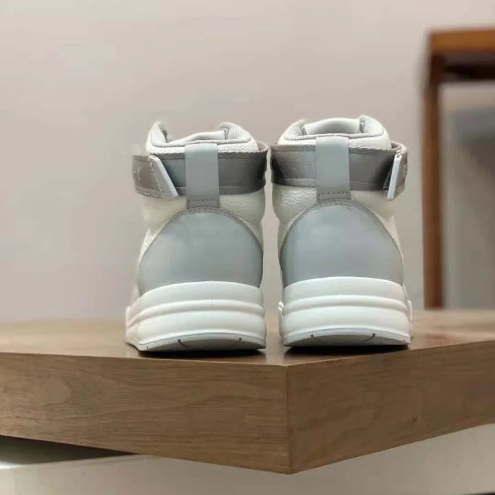 Givenchy G4 High Top Sneakers in Leather for Men in Grey/White Givenchy G4 High Top Sneakers in Leather for Men in Grey/White