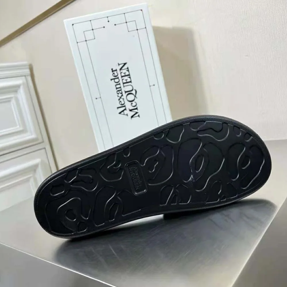 Alexander Mcqueen Pool Slide in Black for Unisex Alexander Mcqueen Pool Slide in Black for Unisex