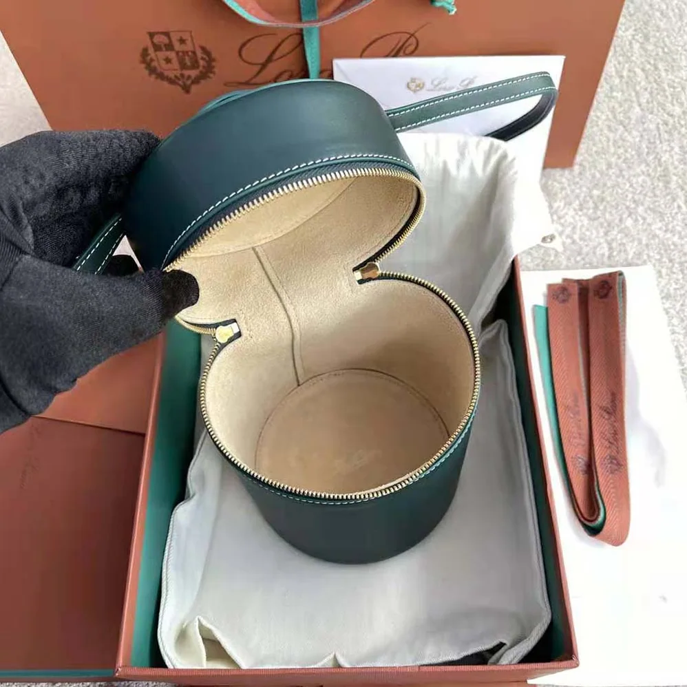 Loro Piana Medium Extra Case in Calfskin Leather for Women in Green Loro Piana Medium Extra Case in Calfskin Leather for Women in Green