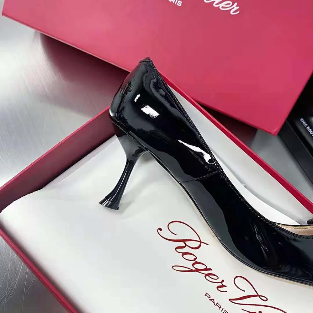 Roger Vivier Viv In The City Pumps in Patent Leather for Women in Black Roger Vivier Viv In The City Pumps in Patent Leather for Women in Black