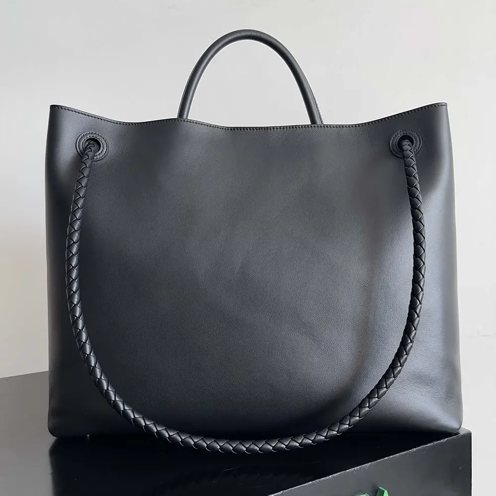 Bottega Veneta Large Andiamo in Silky Calf Leather for Women in Black/Silver