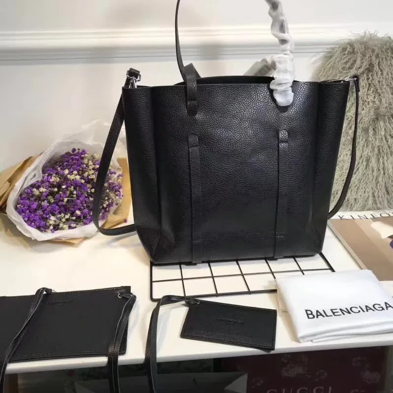 Balenciaga Everyday Tote M Calfskin with Handles in Black Balenciaga Everyday Tote M Calfskin with Handles in Black