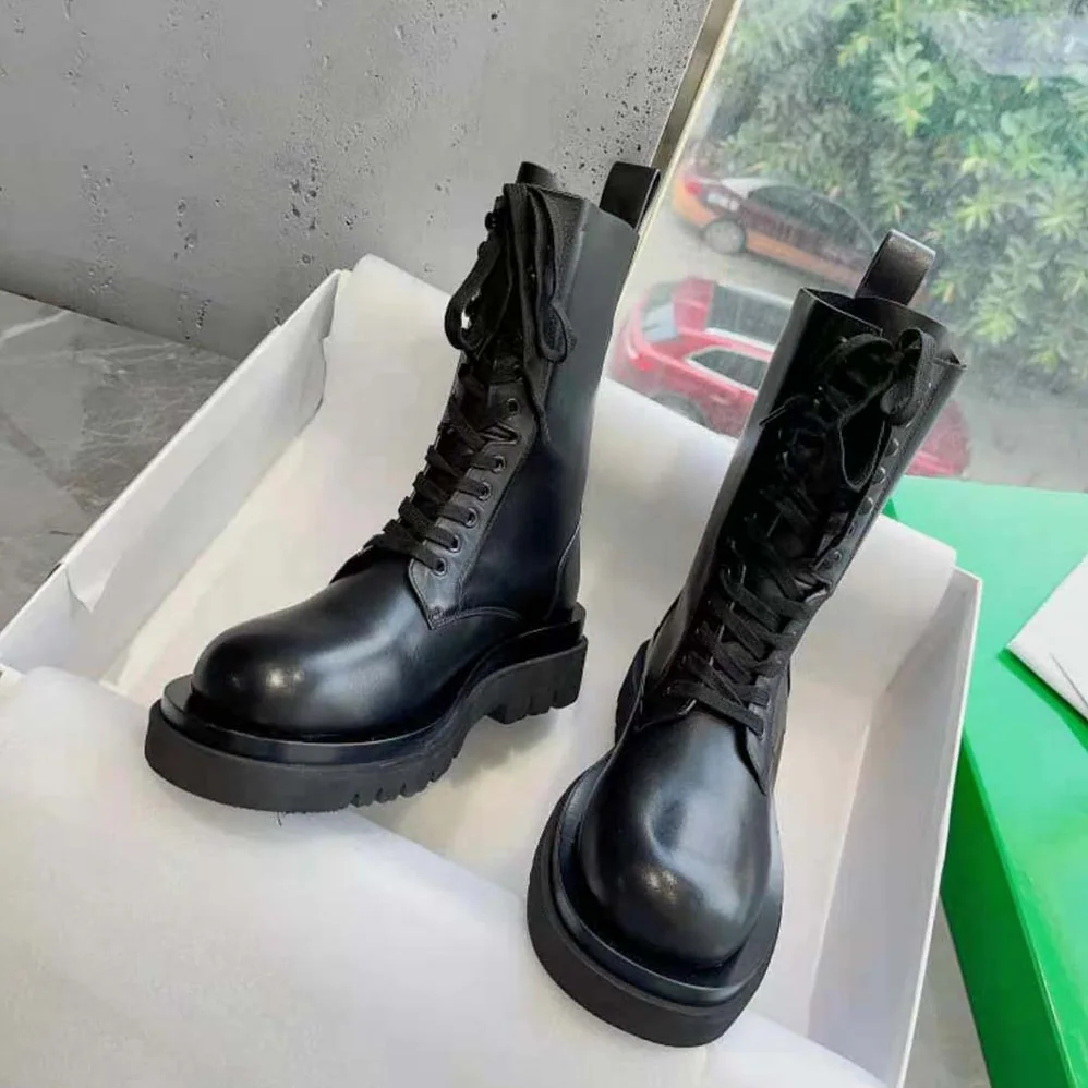 Bottega Veneta Lug Lace-Up Boot in Calfskin Leather for Unisex in Black