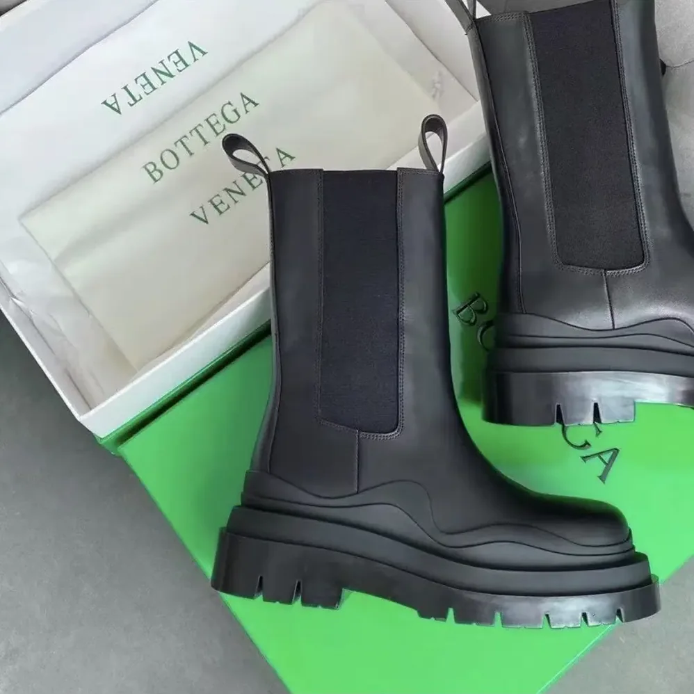 Bottega Veneta Tire Chelsea Boot in Calfskin Leather for Unisex in Black Bottega Veneta Tire Chelsea Boot in Calfskin Leather for Unisex in Black