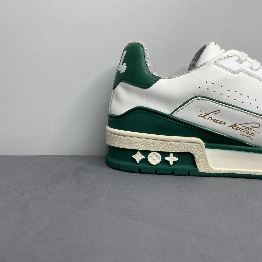Louis Vuitton Trainer Sneaker Mix Of Materials White in Green