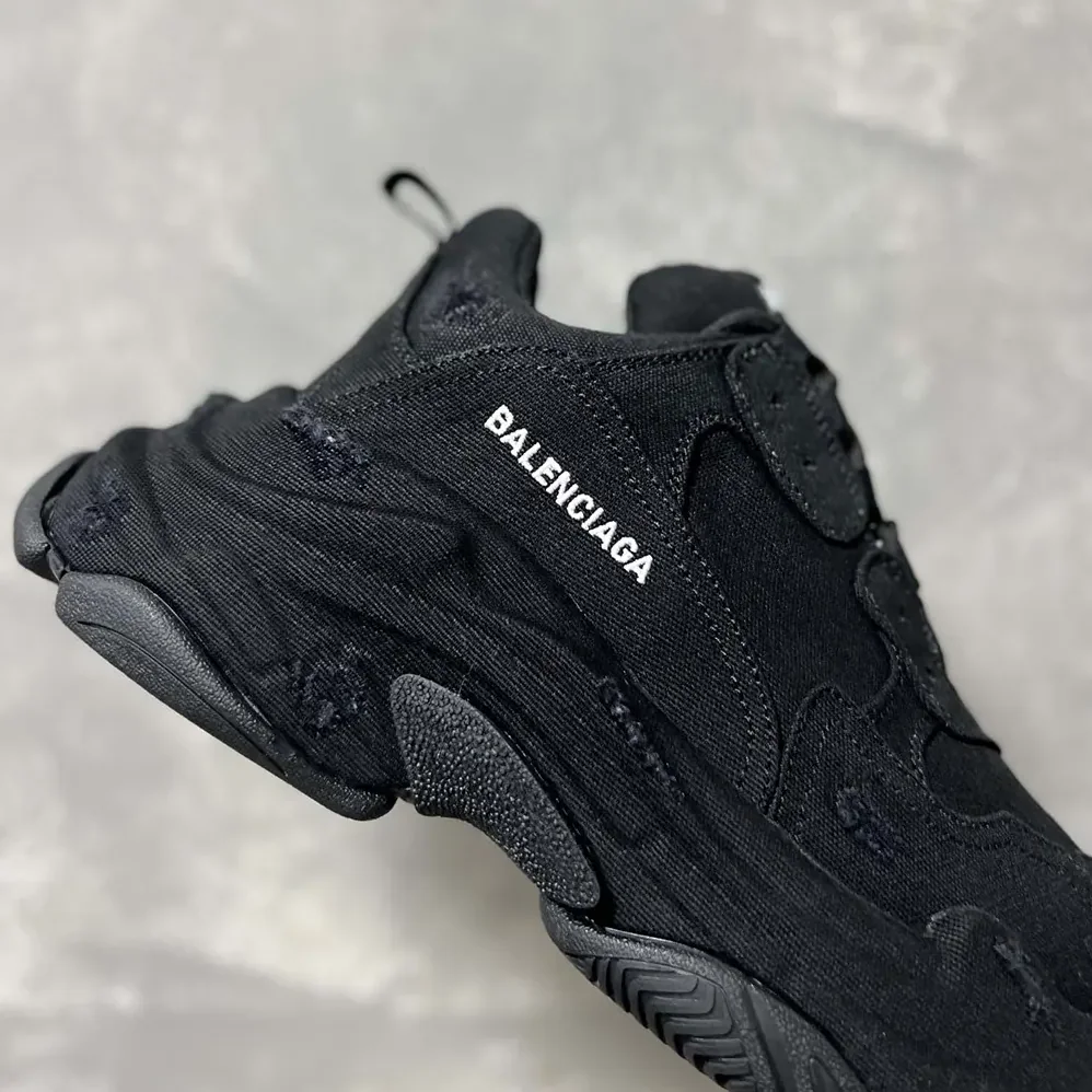 Balenciaga Triple S Sneaker in Black for Unisex Balenciaga Triple S Sneaker in Black for Unisex