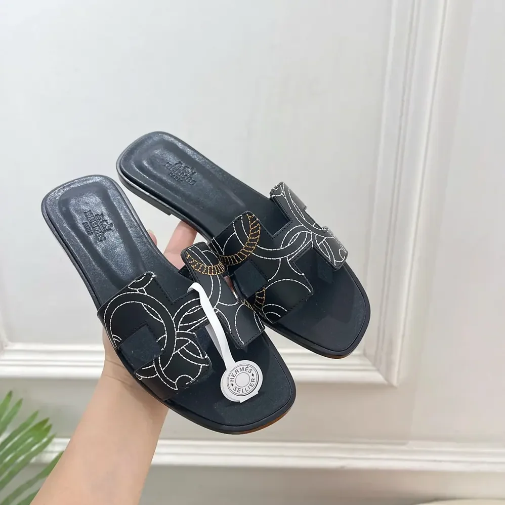 Hermes Oran sandal in “Panoplie Equestre” Embroidered Calfskin for Women in Black Hermes Oran sandal in “Panoplie Equestre” Embroidered Calfskin for Women in Black