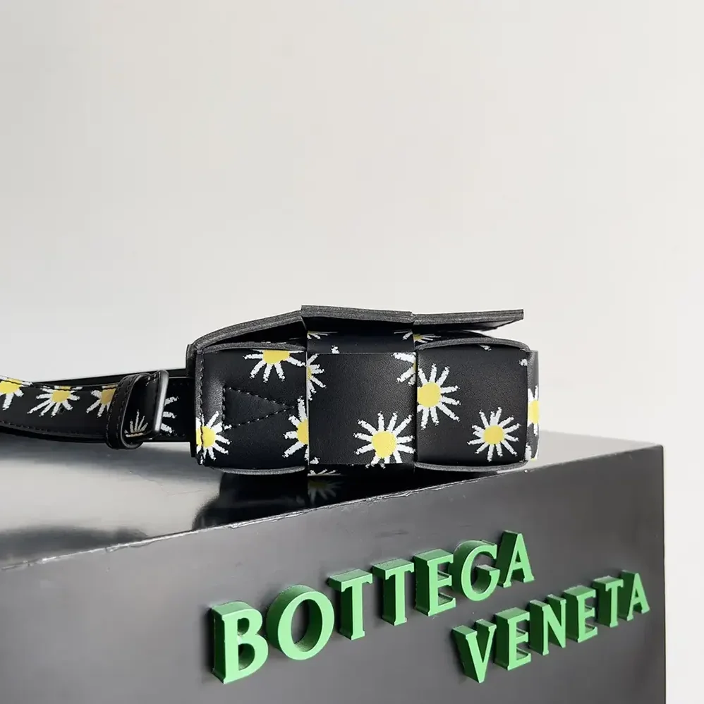Bottega Veneta Cassette Intreccio Leather Cross for Women in body Bag Embellished Bottega Veneta Cassette Intreccio Leather Cross for Women in body Bag Embellished