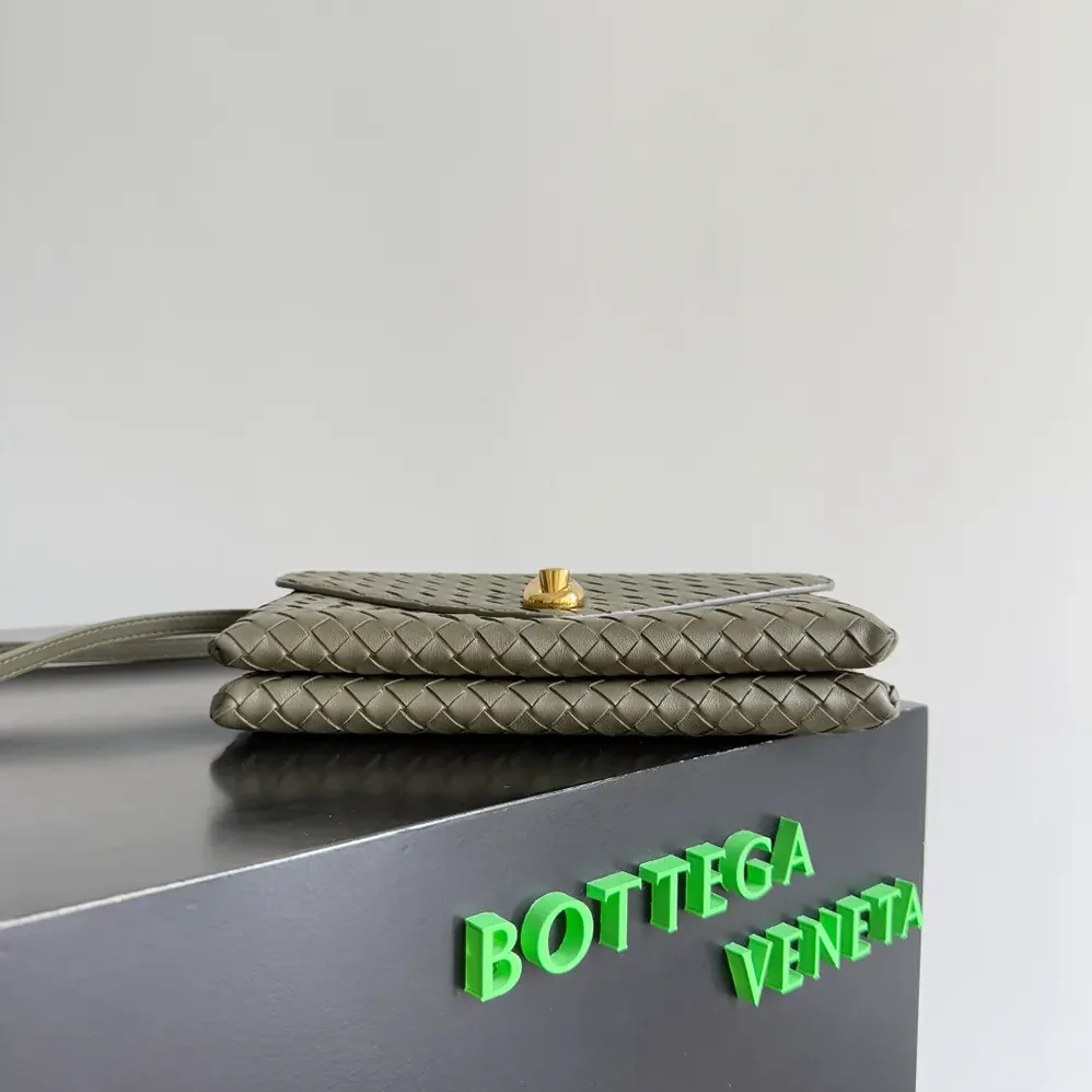 Bottega Veneta Knot Lock in Intrecciato Piccolo Leather for Women in Dark Green