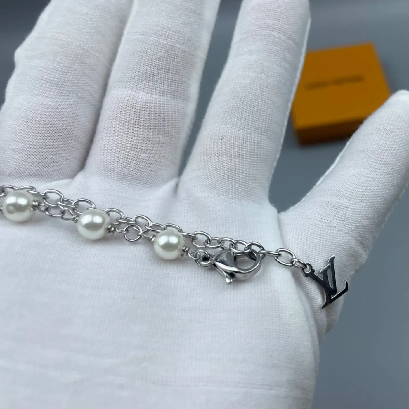 Louis Vuitton Pearls Necklace Silver / Louis Vuitton Pearls Necklace Silver /