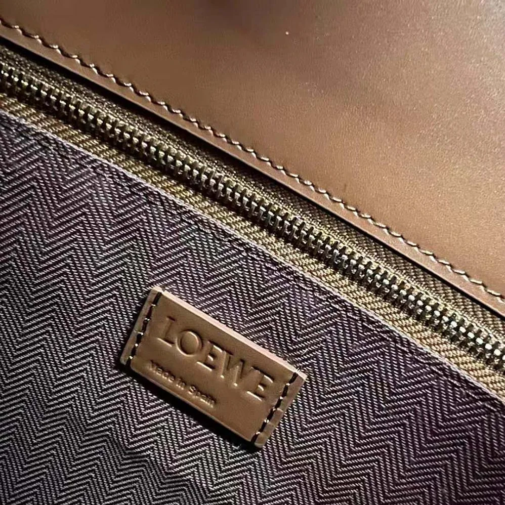 Loewe LOEWE Standard A4 Tote in Sleek Calfskin for Women in Tan Loewe LOEWE Standard A4 Tote in Sleek Calfskin for Women in Tan