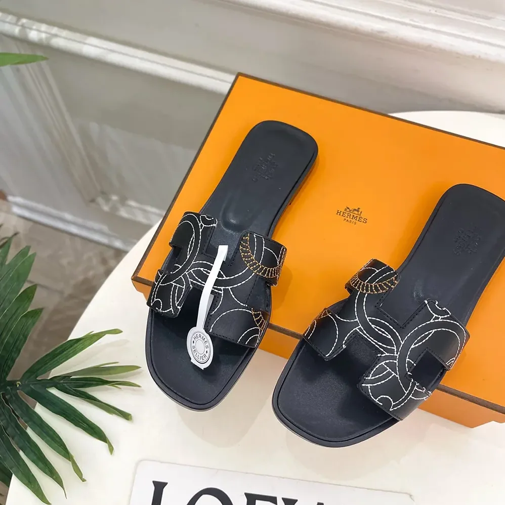 Hermes Oran sandal in “Panoplie Equestre” Embroidered Calfskin for Women in Black Hermes Oran sandal in “Panoplie Equestre” Embroidered Calfskin for Women in Black