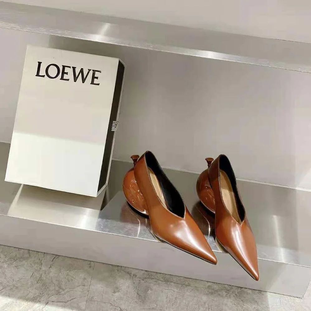 Loewe Balloon Pump in Calfskin for Women in Tan Loewe Balloon Pump in Calfskin for Women in Tan
