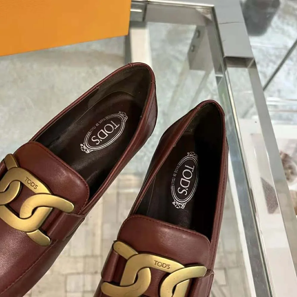 TODS Kate Loafers in Leather with A Metal Branded for Women in Maroon TODS Kate Loafers in Leather with A Metal Branded for Women in Maroon