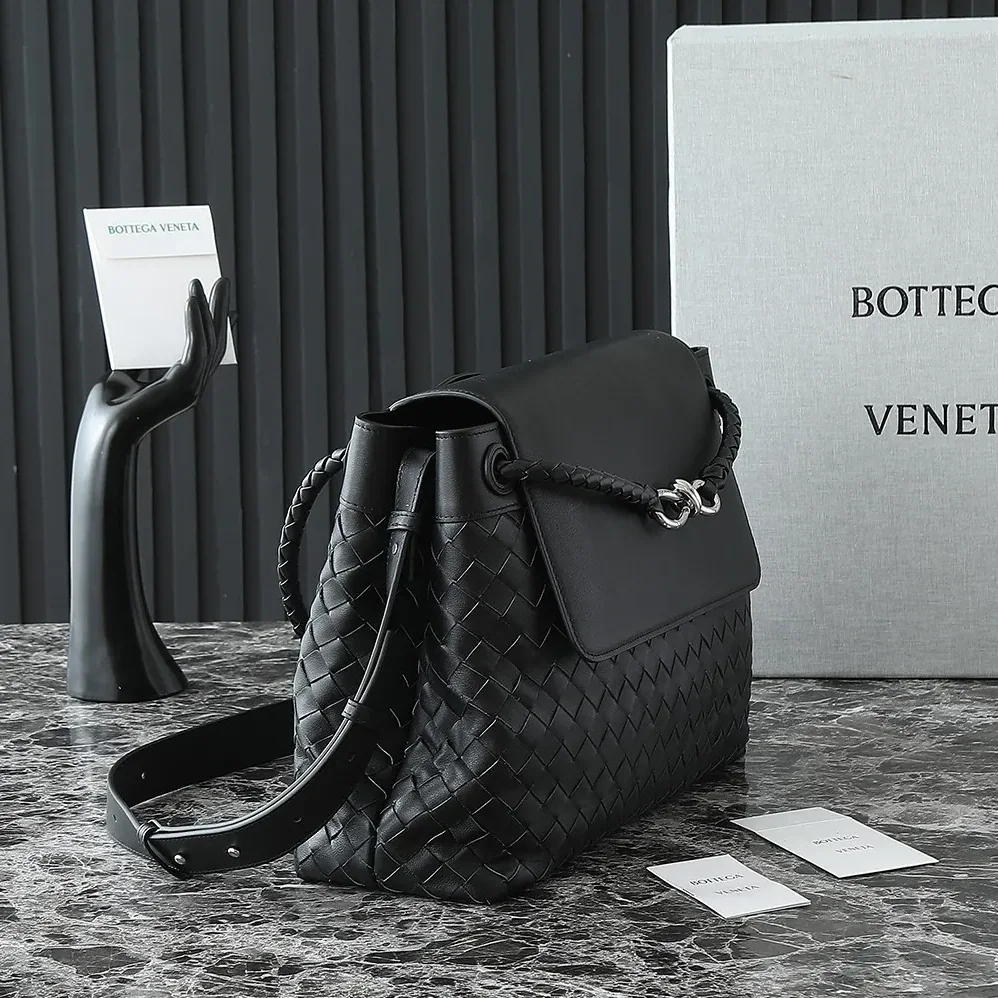 Bottega Veneta Medium Andiamo Messenger for Unisex in Black