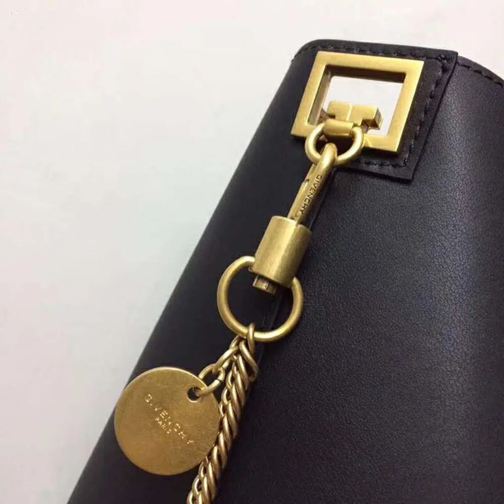 Givenchy Shopper Tote Bag in Smooth Leather for Women in Black Givenchy Shopper Tote Bag in Smooth Leather for Women in Black