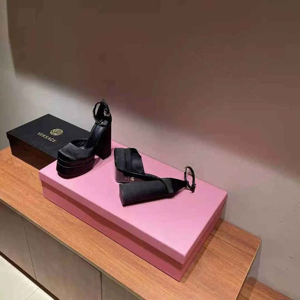 Versace Medusa Aevitas Platform Pumps for Women in Black Versace Medusa Aevitas Platform Pumps for Women in Black