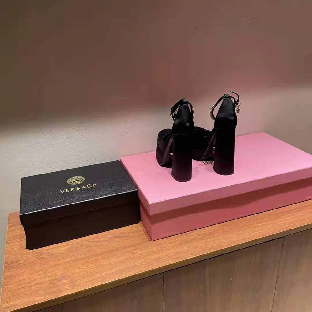 Versace Medusa Aevitas Platform Pumps for Women in Black Versace Medusa Aevitas Platform Pumps for Women in Black