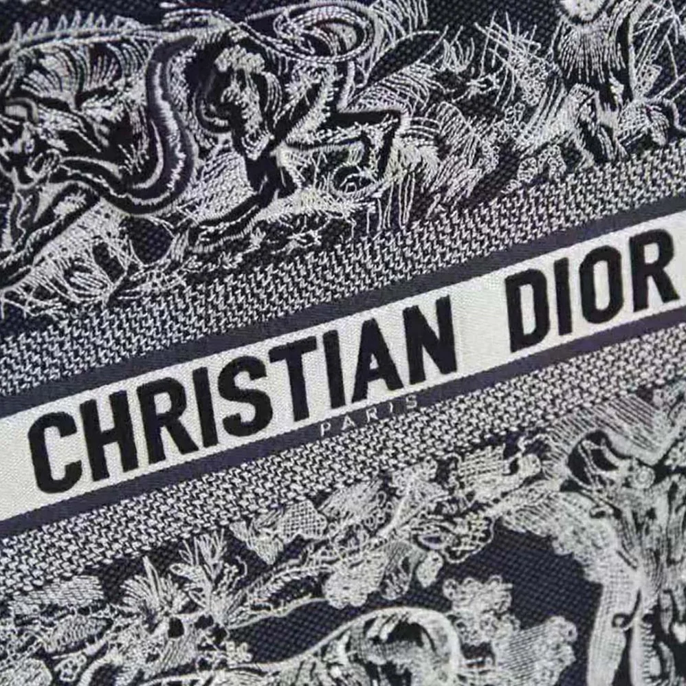 Dior Dior Book Tote Toile DE Jouy Reverse Embroidery for Women in Navy Dior Dior Book Tote Toile DE Jouy Reverse Embroidery for Women in Navy