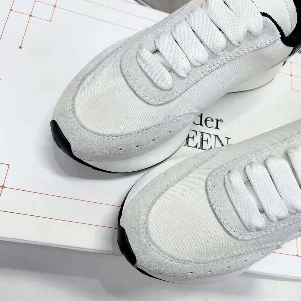 Alexander Mcqueen Sprint Runner in Calf Leather for Unisex in White/Black Alexander Mcqueen Sprint Runner in Calf Leather for Unisex in White/Black