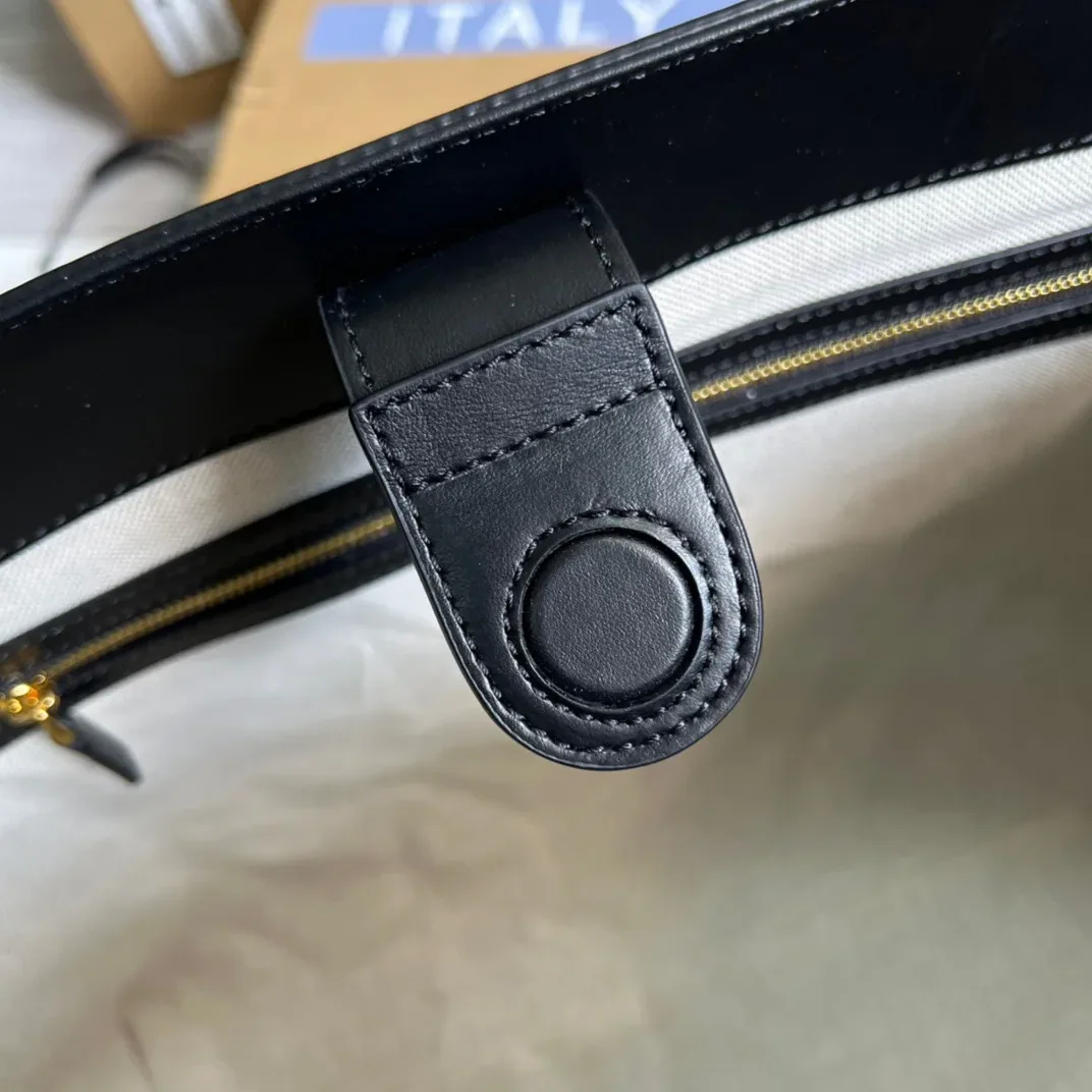 Gucci GG Matelasse Medium Tote Bag / Black Gold Hardware ? UM8IG 1000