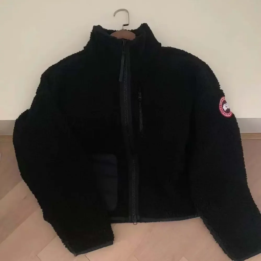 Canada Goose Beige Simcoe Fleece Jacket for Women in Black Canada Goose Beige Simcoe Fleece Jacket for Women in Black