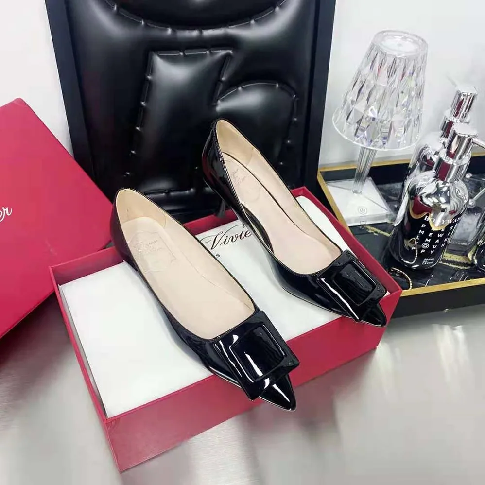 Roger Vivier Viv In The City Pumps in Patent Leather for Women in Black Roger Vivier Viv In The City Pumps in Patent Leather for Women in Black