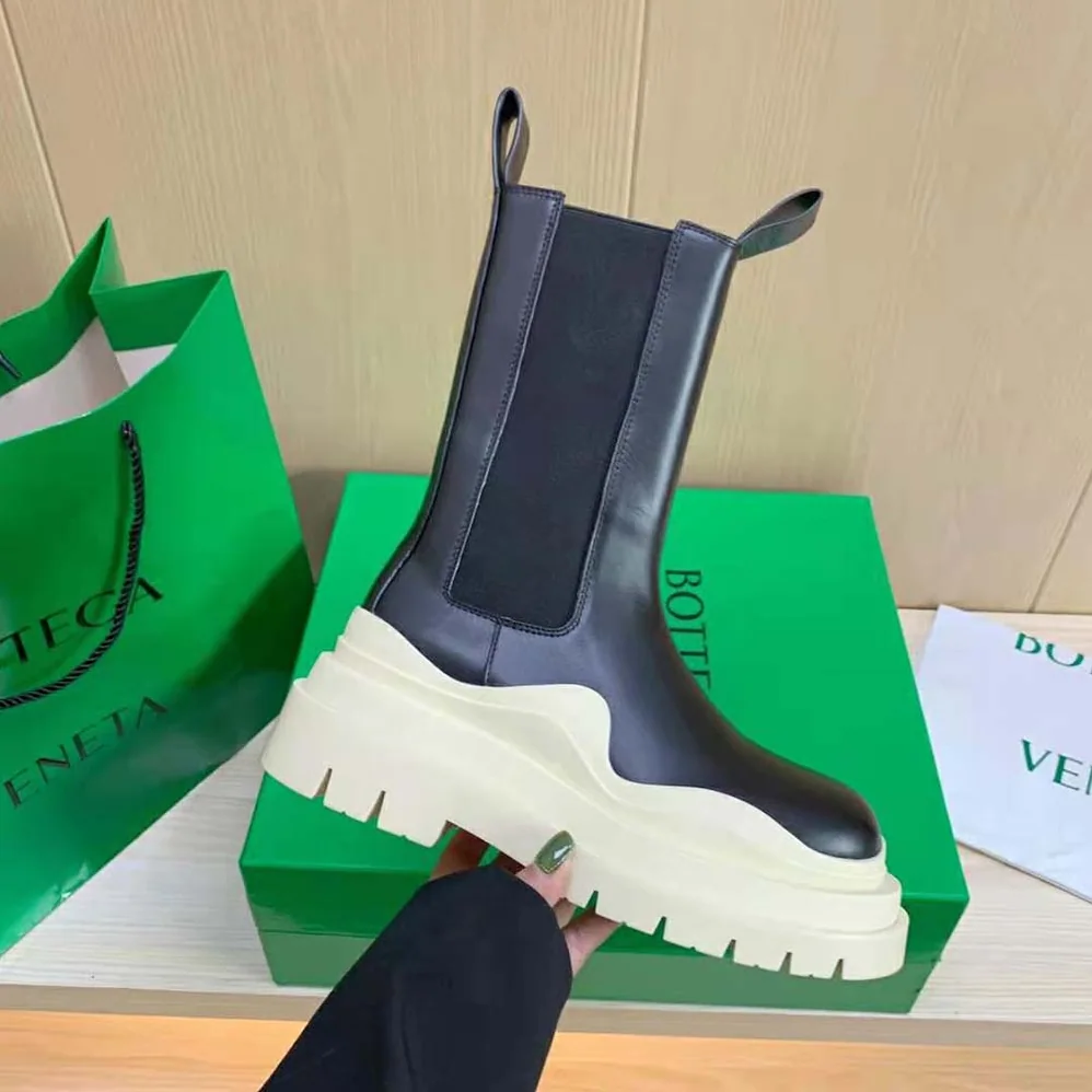 Bottega Veneta Tire Chelsea Boot in Calfskin Leather for Unisex in Beige Bottega Veneta Tire Chelsea Boot in Calfskin Leather for Unisex in Beige