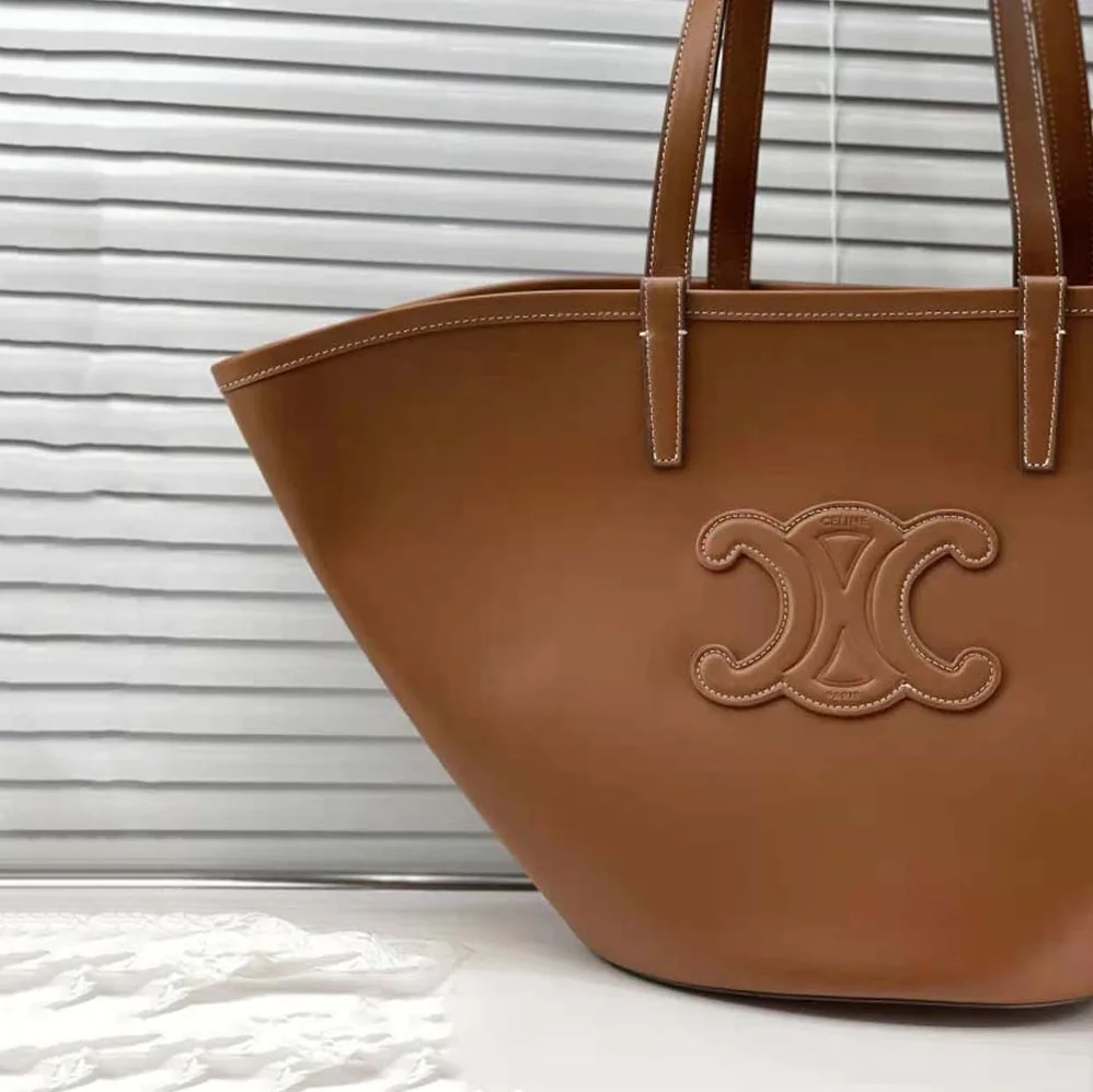 Celine Medium Couffin Cuir Triomphe in Smooth Calfskin for Women in Brown Celine Medium Couffin Cuir Triomphe in Smooth Calfskin for Women in Brown