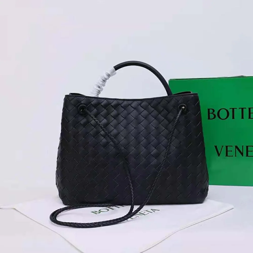 Bottega Veneta Medium Andiamo in Lambskin Leather for Women in Black Bottega Veneta Medium Andiamo in Lambskin Leather for Women in Black