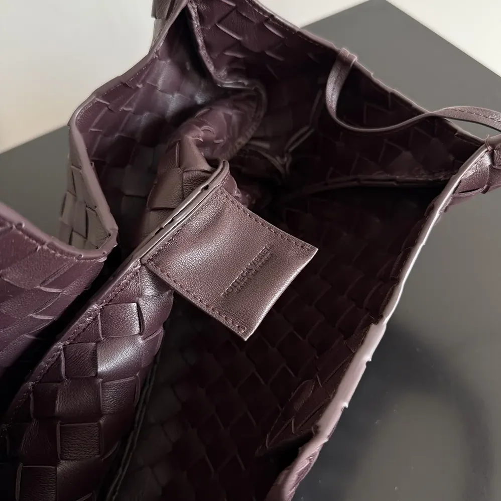 Bottega Veneta Small Campana for Women in Bordeaux Bottega Veneta Small Campana for Women in Bordeaux
