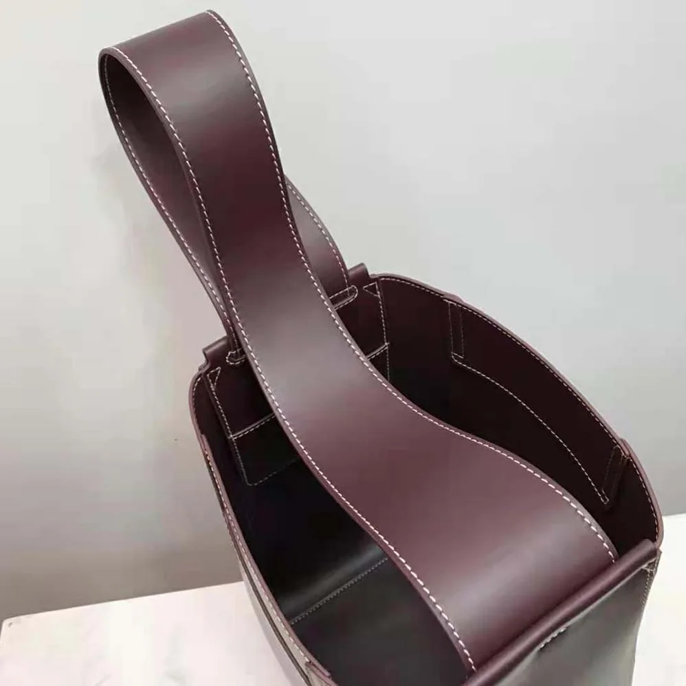 Burberry Large Leather Basket Bag for Women in Maroon Burberry Large Leather Basket Bag for Women in Maroon