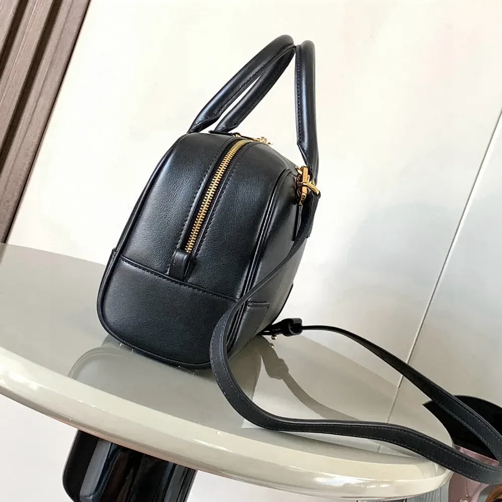Loewe Amazona 23 Bag in Nappa Calfskin for Unisex in Black Loewe Amazona 23 Bag in Nappa Calfskin for Unisex in Black