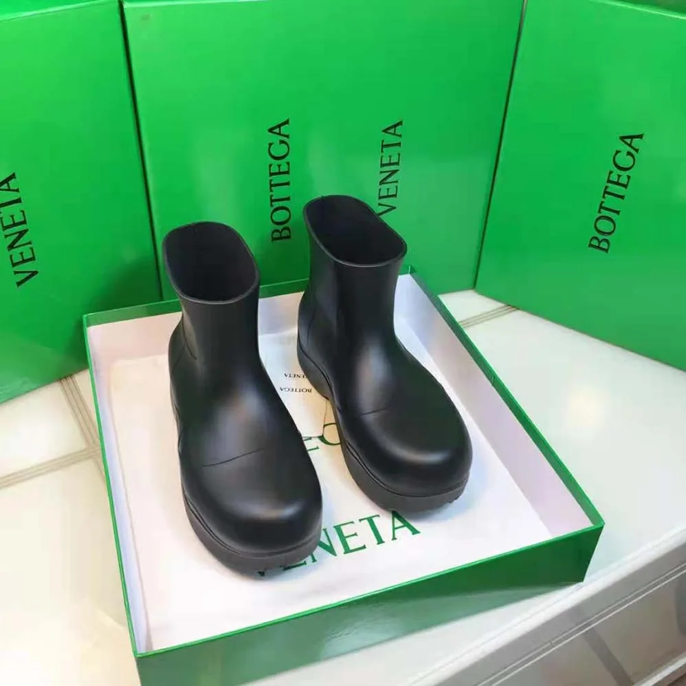 Bottega Veneta Puddle Ankle Boot for Unisex in Black