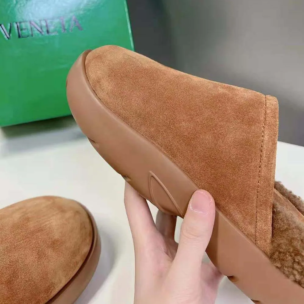 Bottega Veneta Snap Slipper in Shearling Calfskin for Unisex in Brown Bottega Veneta Snap Slipper in Shearling Calfskin for Unisex in Brown