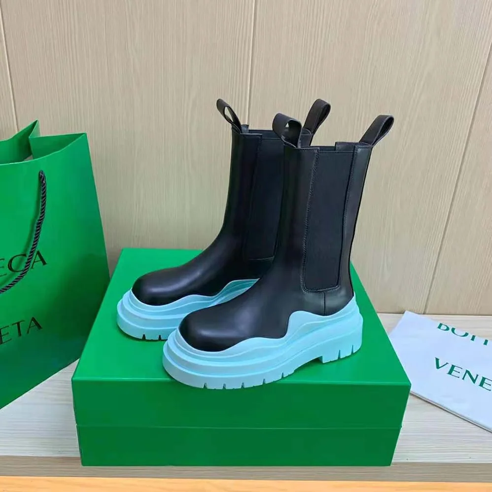 Bottega Veneta Tire Chelsea Boot in Calfskin Leather for Unisex in Blue