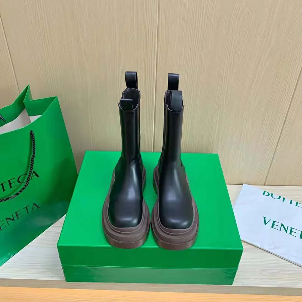 Bottega Veneta Tire Chelsea Boot in Calfskin Leather for Unisex in Maroon Bottega Veneta Tire Chelsea Boot in Calfskin Leather for Unisex in Maroon