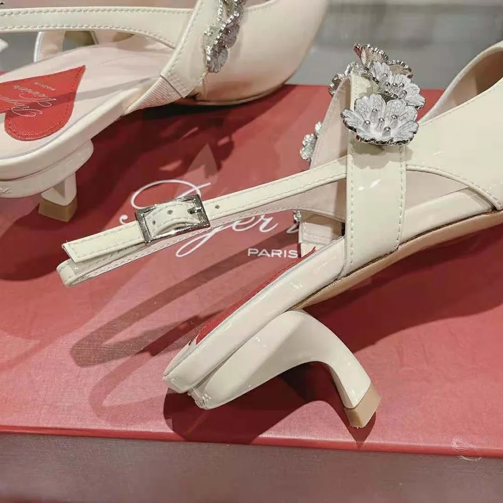 Roger Vivier Virgule Flower Slingback Pumps in Patent Leather for Women in White Roger Vivier Virgule Flower Slingback Pumps in Patent Leather for Women in White