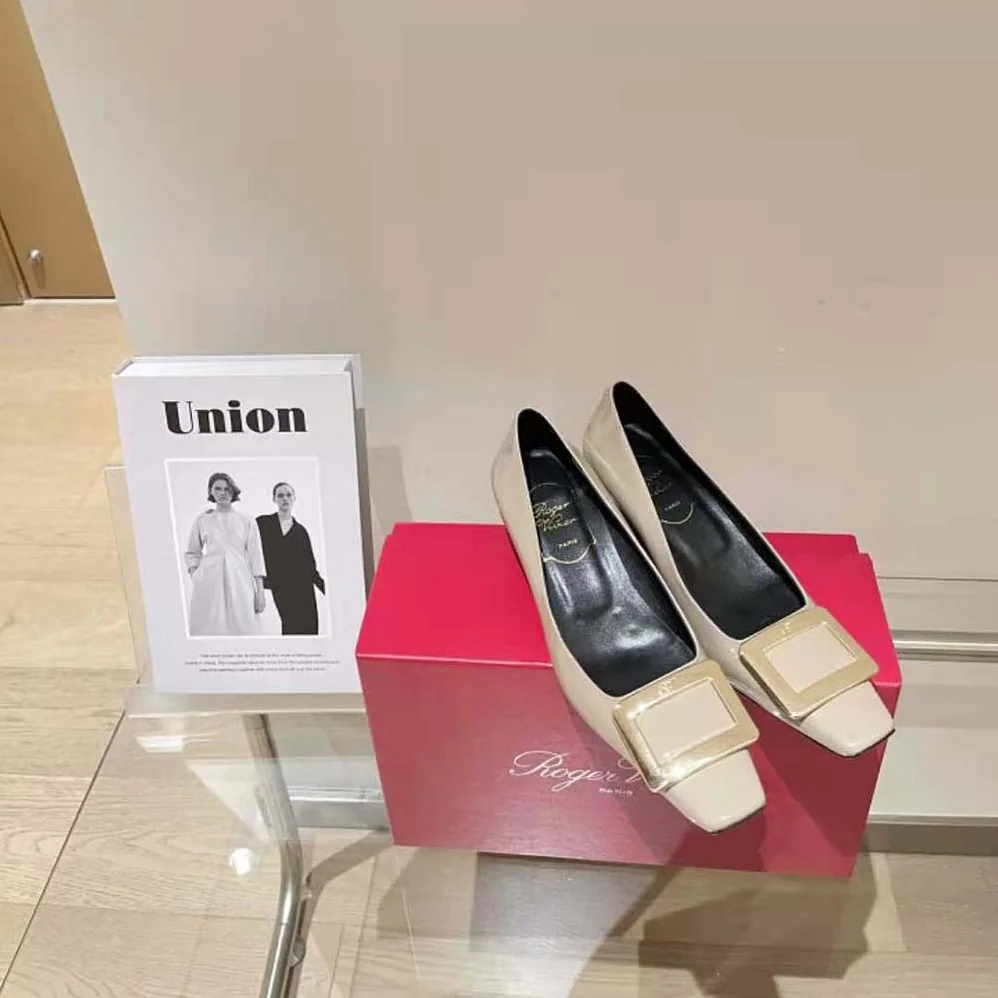 Roger Vivier Belle Vivier Metal Buckle Pumps in Patent Leather for Women in Brown