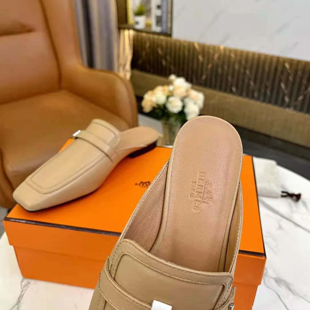 Hermes Groupie Mule in Goatskin with Miniature Palladium-Plated Paris Buckle for Women in Beige