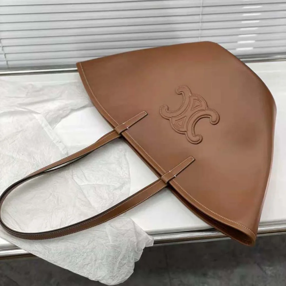 Celine Medium Couffin Cuir Triomphe in Smooth Calfskin for Women in Brown Celine Medium Couffin Cuir Triomphe in Smooth Calfskin for Women in Brown