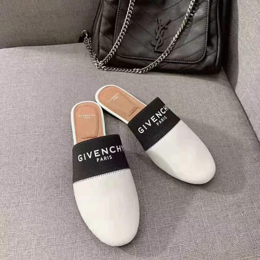 Givenchy Givenchy Paris Flat Mules in Leather for Women in White Givenchy Givenchy Paris Flat Mules in Leather for Women in White