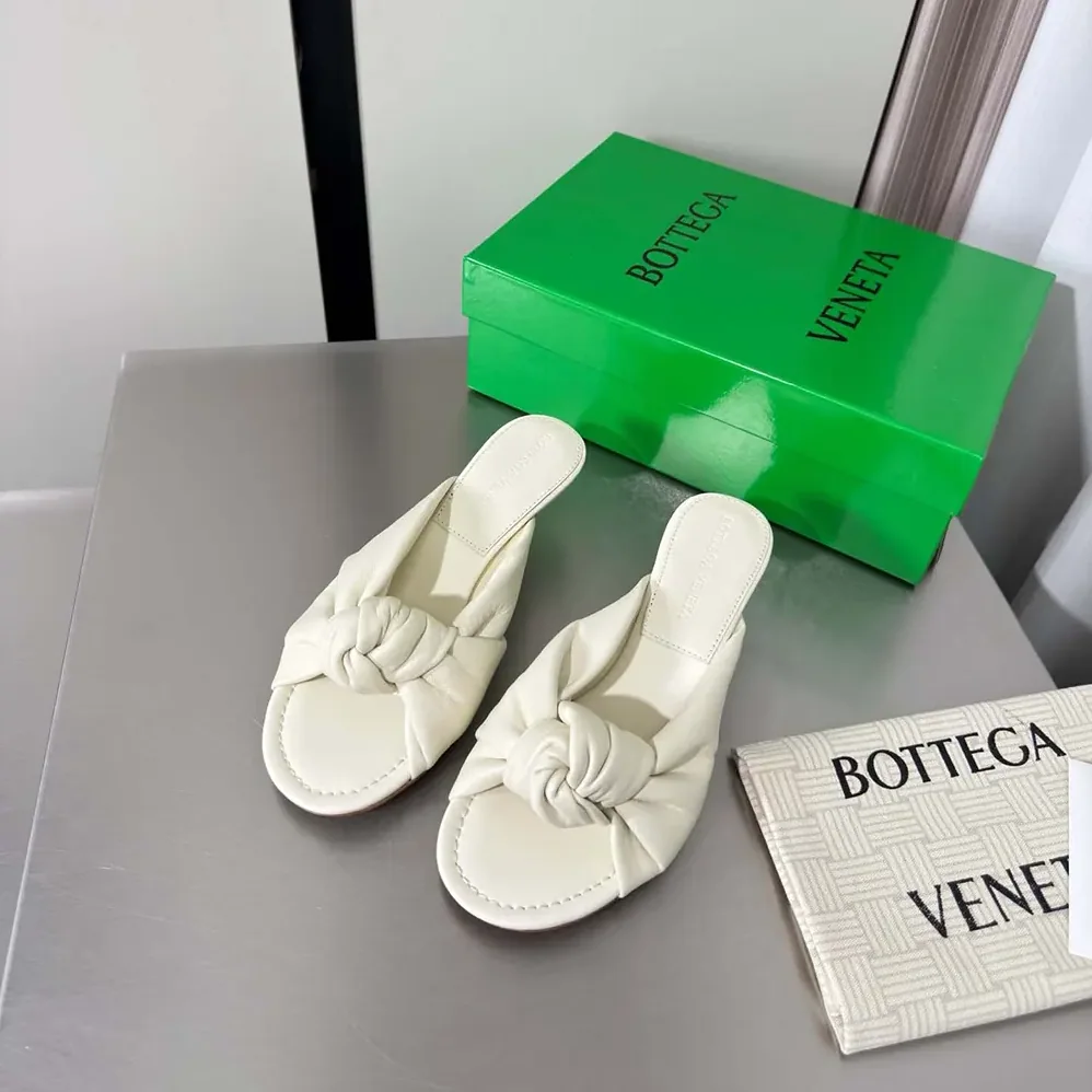 Bottega Veneta Cherry Mule in Supple Nappa Leather for Women in Alabaster Bottega Veneta Cherry Mule in Supple Nappa Leather for Women in Alabaster