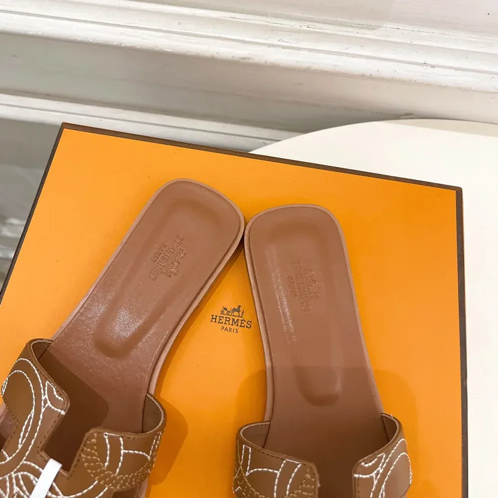 Hermes Oran sandal in “Panoplie Equestre” Embroidered Calfskin for Women in Brown Hermes Oran sandal in “Panoplie Equestre” Embroidered Calfskin for Women in Brown