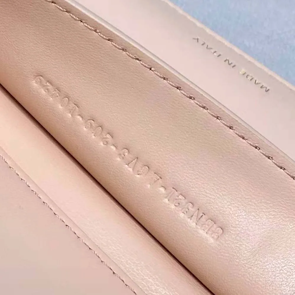 Fendi Peekaboo Iseeu Medium Leather Bag for Women in White Fendi Peekaboo Iseeu Medium Leather Bag for Women in White