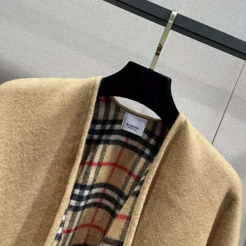 Burberry Reversible Check Wool Cape for Women in Beige Burberry Reversible Check Wool Cape for Women in Beige