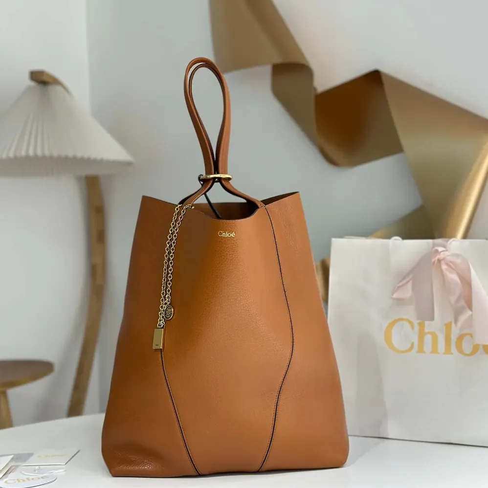 Chloe Large Chloé Spin Tote Bag in Grained Leather for Women in Brown