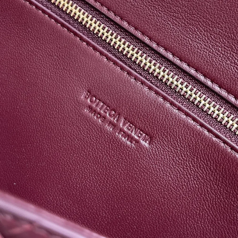 Bottega Veneta Andiamo Clutch in Supple Intrecciato Leather for Women in Barolo