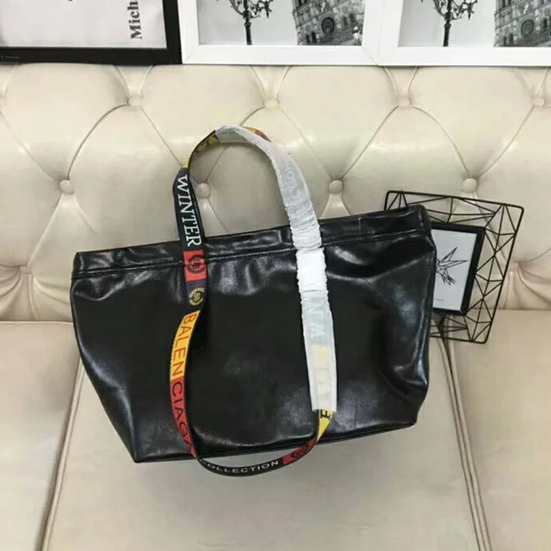 Balenciaga Carry Logo Handles Shopper M in Lambskin for Women in Black